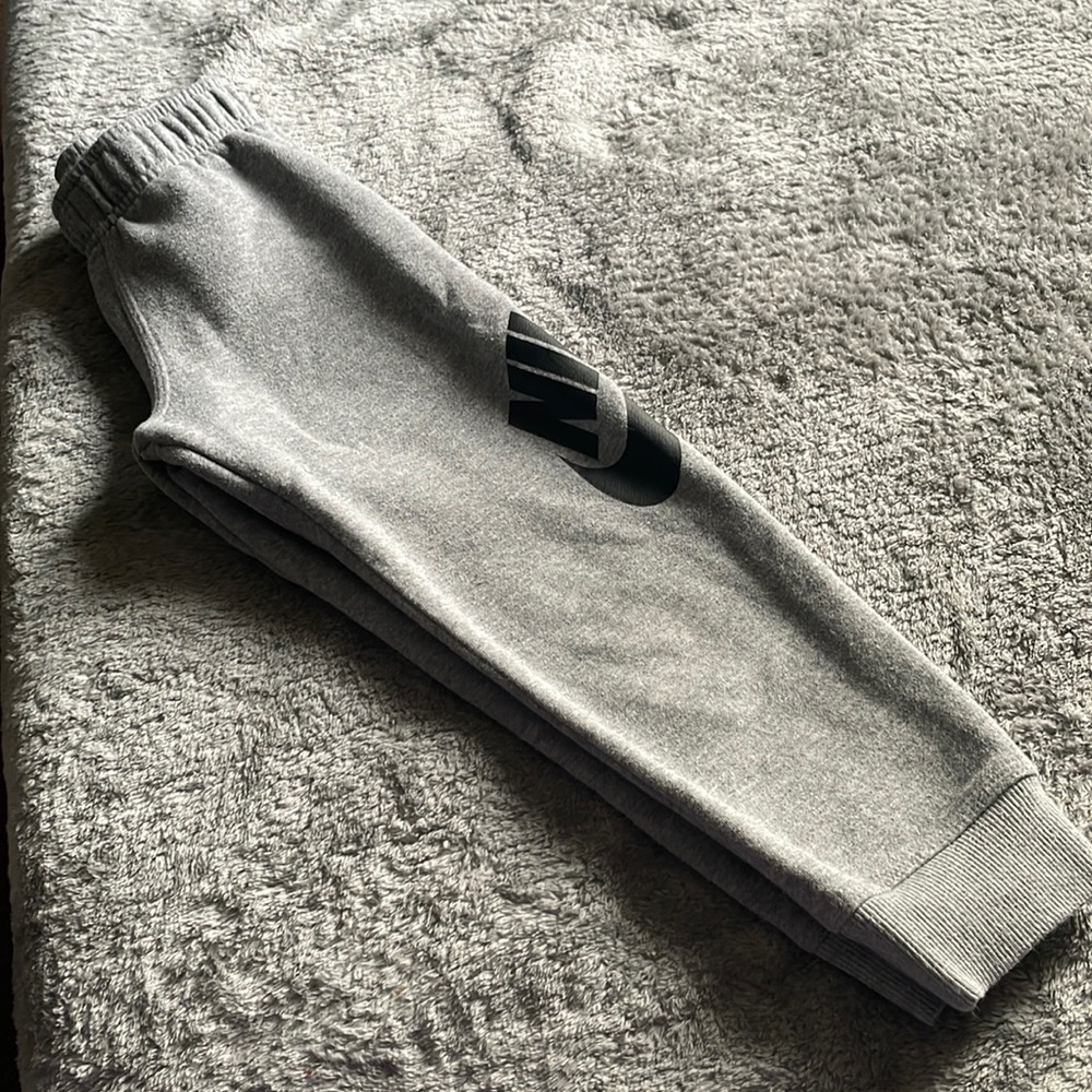 Boys 6-med Nike sweatpants/joggers.